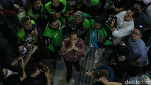 Momen Haru saat Nadiem Peluk dan Rangkul Ojol Usai Dituntut 18 Tahun Penjara