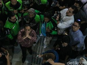 Momen Haru saat Nadiem Peluk dan Rangkul Ojol Usai Dituntut 18 Tahun Penjara