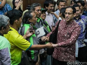 Nadiem Peluk Ojol Usai Dituntut 18 Tahun Bui: Saya Nggak Merasa Sendirian