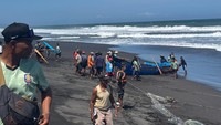 Perahu Dihantam Ombak hingga Terbalik di Pantai Baru, 1 Nelayan Hilang
