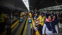 Pasar Pasar Senen Padat Penumpang Jelang Libur Panjang