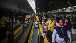 Pasar Pasar Senen Padat Penumpang Jelang Libur Panjang