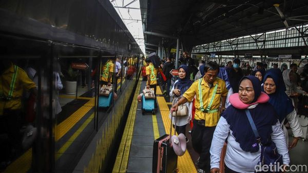 Pasar Pasar Senen Padat Penumpang Jelang Libur Panjang