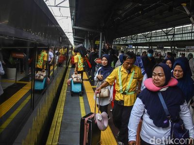 Pasar Pasar Senen Padat Penumpang Jelang Libur Panjang