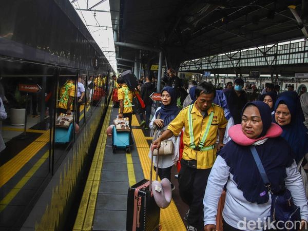 Pasar Pasar Senen Padat Penumpang Jelang Libur Panjang
