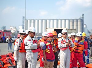 Begini Penanganan Minyak Tumpah di Kawasan Pelabuhan