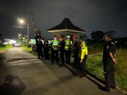 Kurang Waspada, Pemotor di Jember Tewas Tertabrak KA Sangkurian