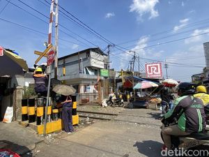 Cerita di Balik Gerobak Martabak Tutup Perlintasan Kereta Sukabumi