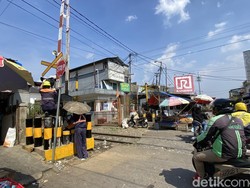 Cerita di Balik Gerobak Martabak Tutup Perlintasan Kereta Sukabumi