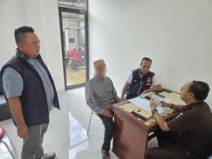 Polisi Limpahkan Tersangka Pemilik Jutaan Batang Rokok Ilegal ke Kejari Belitung