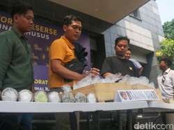 Video Kepolisian Bongkar Penyelundupan Merkuri Ilegal di Jakarta Utara