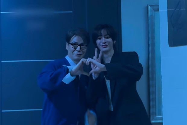 Potret Yoon Sang dan Anton RIIZE dalam acara Fairy Jae Hyung. Dalam suatu obrolan, keduanya kompak memberikan pujian untuk Shim Hye Jin yang merupakan istri Yoon Sang sekaligus ibu Anton.