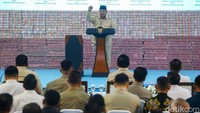Prabowo Sentil Birokrat Bikin Aturan Ruwet buat Minta Duit
