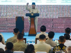 Prabowo Sentil Birokrat Bikin Aturan Ruwet buat Minta Duit