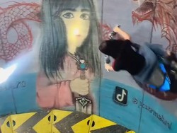 Viral Aksi Wanita Penakluk Tong Setan di Sumut, Lawan Gravitasi Demi Nafkah
