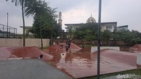 Potret Taman Dafici yang Berubah Jadi Perosotan Raksasa saat Hujan