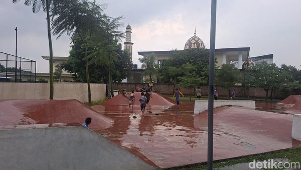 Potret Taman Dafici yang Berubah Jadi Perosotan Raksasa saat Hujan