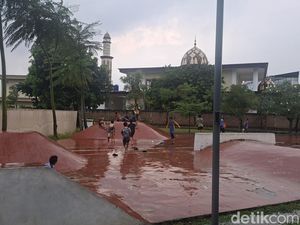 Potret Taman Dafici yang Berubah Jadi Perosotan Raksasa saat Hujan