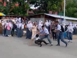 2 Satpam Dikeroyok Usai Tegur Siswa Merokok-Panjat Pagar Sekolah di Polman