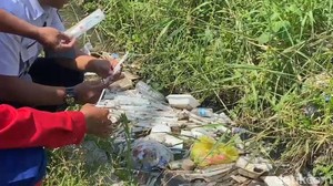 Duh! Ada Limbah Jarum Suntik di Parit Kedungkandang Kota Malang