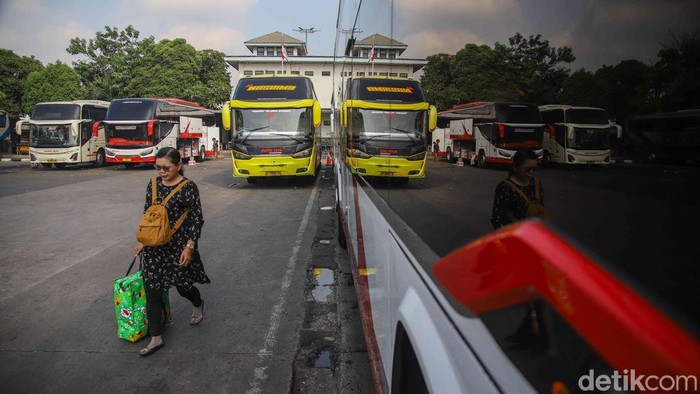 Sejumlah makelar tiket bus menunggu penumpang di Terminal Bus Tanjung Priok, Jakarta Utara, Rabu (13/5/2026). Suasana Terminal Bus Tanjung Priok tampak lengang menjelang libur panjang peringatan Kenaikan Isa Al Masih pada 14 Mei. Di tengah area terminal nan tidak terlalu ramai, sejumlah makelar tiket bus terlihat menunggu calon penumpang nan datang silih berganti.
