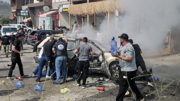 Tim penyelamat bekerja di letak serangan Israel terhadap sebuah mobil di wilayah Jiyeh, selatan Beirut, Lebanon, Rabu (13/5/2026). (AFP/FADEL ITANI)