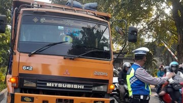 Truk Gangguan di Cengkareng Jakbar, Lalin Macet