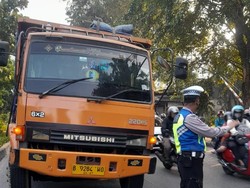 Truk Gangguan di Cengkareng Jakbar, Lalin Macet