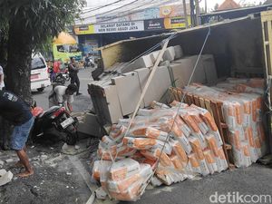 Truk Diduga Kelebihan Muatan Terguling, 3 Orang Nyaris Tertimpa