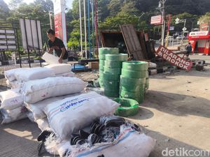 Detik-detik Ngeri Truk Meluncur Mundur 500 Meter hingga Terguling di Semarang