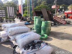 Detik-detik Ngeri Truk Meluncur Mundur 500 Meter hingga Terguling di Semarang