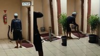 Ngeri! King Cobra Masuk Toilet Karyawan, Netizen: Langsung Resign Aja