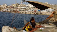 Warga Gaza Habiskan Waktu di Pantai Saat Cuaca Panas
