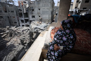 Warga Gaza Periksa Dampak Serangan Udara di Kamp Shati