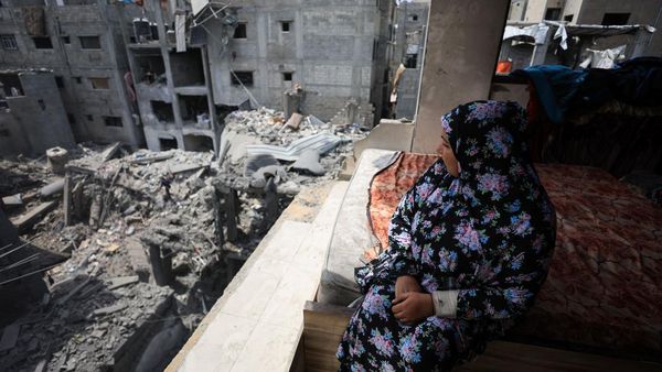 Warga Gaza Periksa Dampak Serangan Udara di Kamp Shati