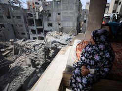 Warga Gaza Periksa Dampak Serangan Udara di Kamp Shati