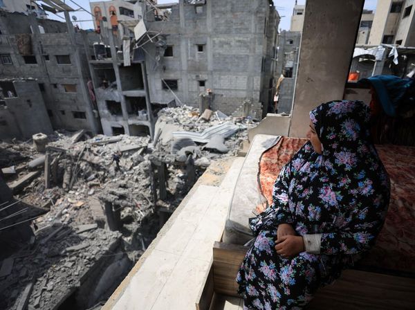 Warga Gaza Periksa Dampak Serangan Udara di Kamp Shati