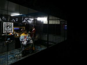 Krisis Listrik Paksa Warga Bertahan dalam Gelap