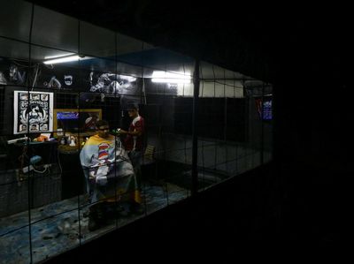 Krisis Listrik Paksa Warga Bertahan dalam Gelap