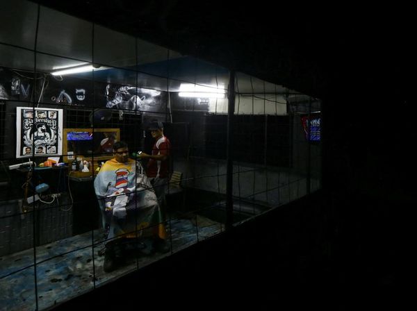 Krisis Listrik Paksa Warga Bertahan dalam Gelap