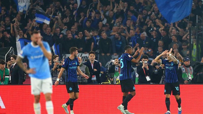 ROME, ITALY - MAY 13: Lautaro Martinez with his teammates of FC Internazionale celebrates after scoring the teams second goal during the Coppa Italia Final match between SS Lazio and FC Internazionale at Stadio Olimpico on May 13, 2026 in Rome, Ital