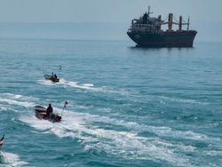 Armada Nyamuk Iran Menantang Angkatan Laut AS di Selat Hormuz