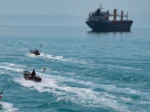 Armada Nyamuk Iran Menantang Angkatan Laut AS di Selat Hormuz