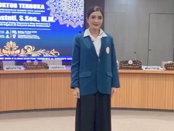 Ashanty Gaet Gelar Doktor Unair, Teliti Nasib Musisi Senior di Era Digital