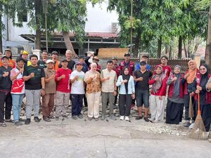 Camat Panakkukang Makassar-PGIW Bersihkan Trotoar Bekas PKL-Tanam Pohon