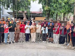 Camat Panakkukang Makassar-PGIW Bersihkan Trotoar Bekas PKL-Tanam Pohon