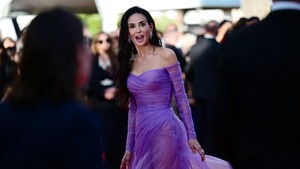 Demi Moore Lawan Aturan Cannes, Tampil dengan Gaun Transparan di Red Carpet