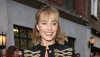 Foto: Margot Robbie Stylish Sembari Bawa Kembali Tren Jaket Napoleon