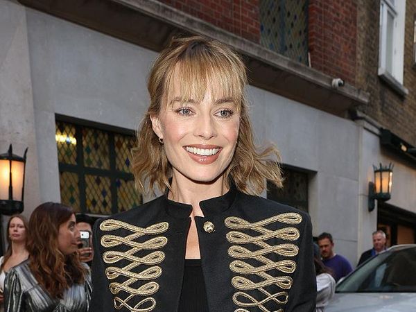 Foto: Margot Robbie Stylish Sembari Bawa Kembali Tren Jaket Napoleon