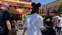 Happy Family! Potret Meghan Markle Sekeluarga ke Disneyland